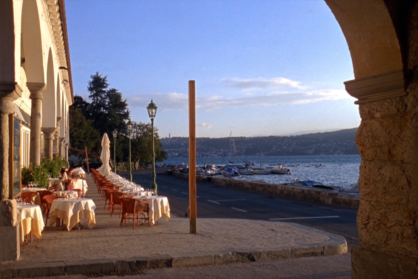 Terrasse de restaurant au bord du lac Léman à Évian