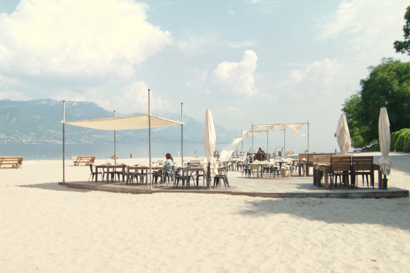 Terrasse de restaurant au bord du lac Léman à Excenevex