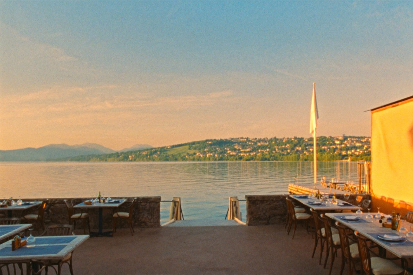 Terrasse de restaurant au bord du lac Léman à Lugrin