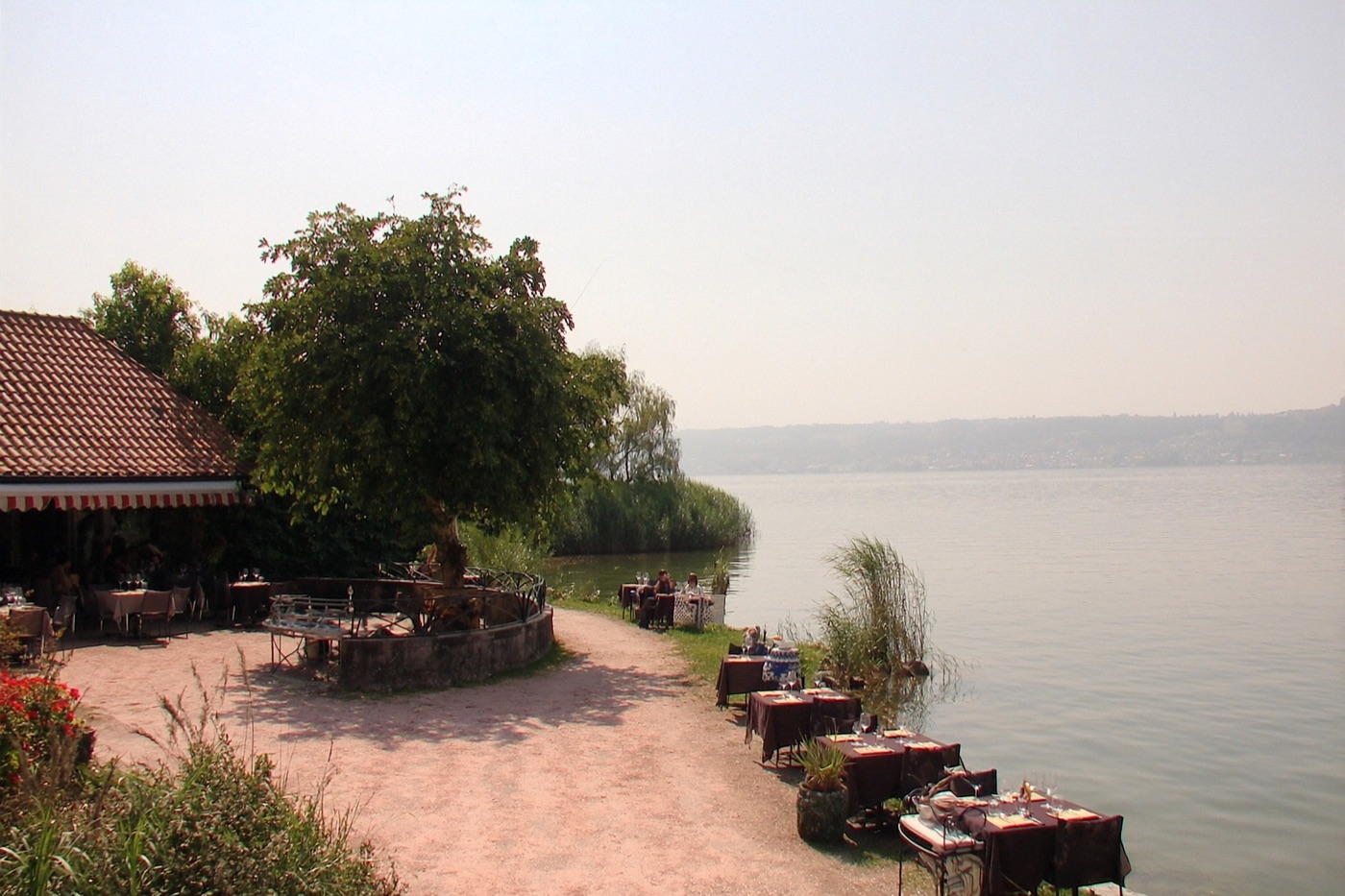 Terrasse de restaurant au bord du lac Léman à Messery