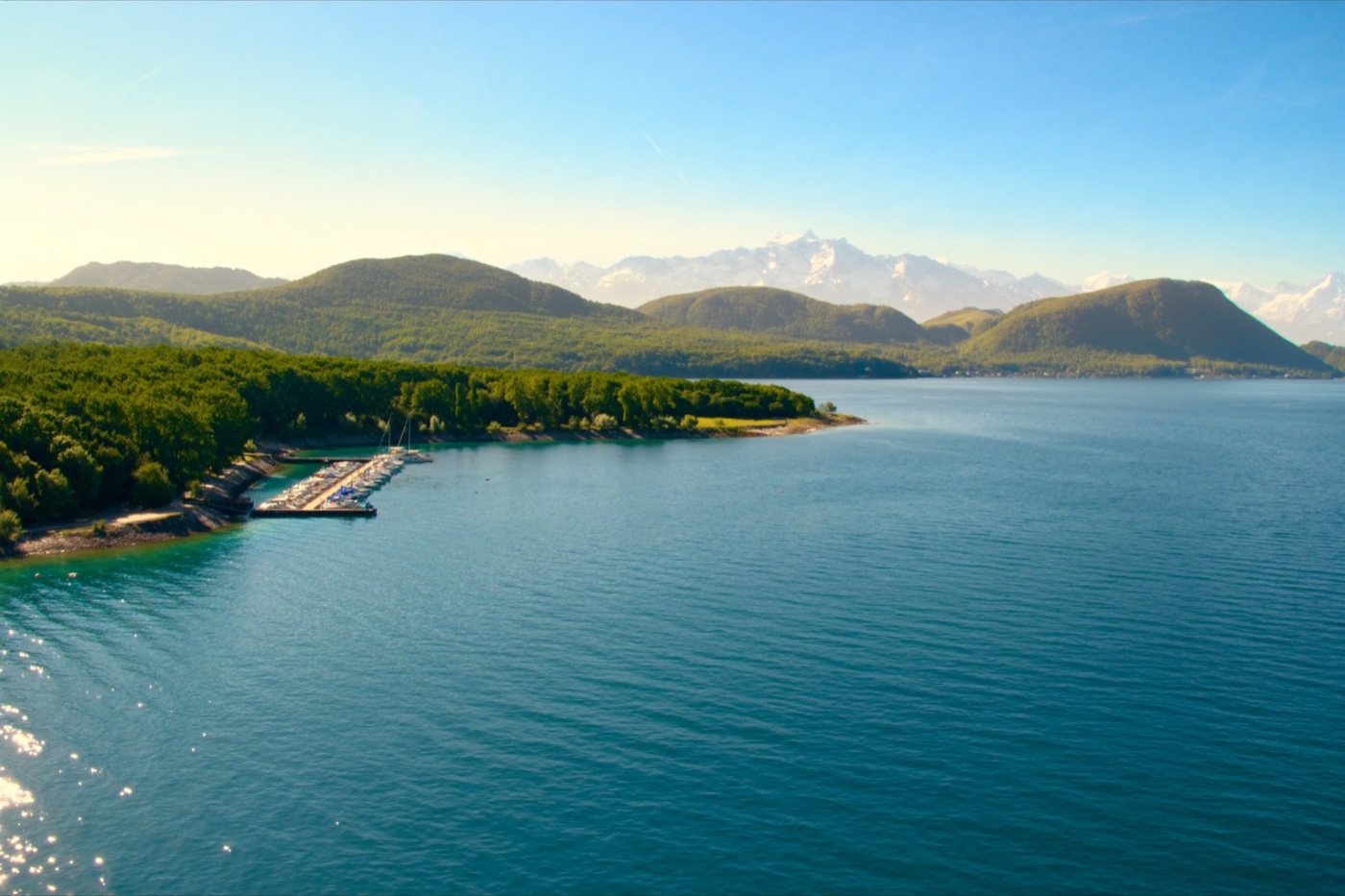 Le lac Léman à hauteur de la presqu'île de Messery
