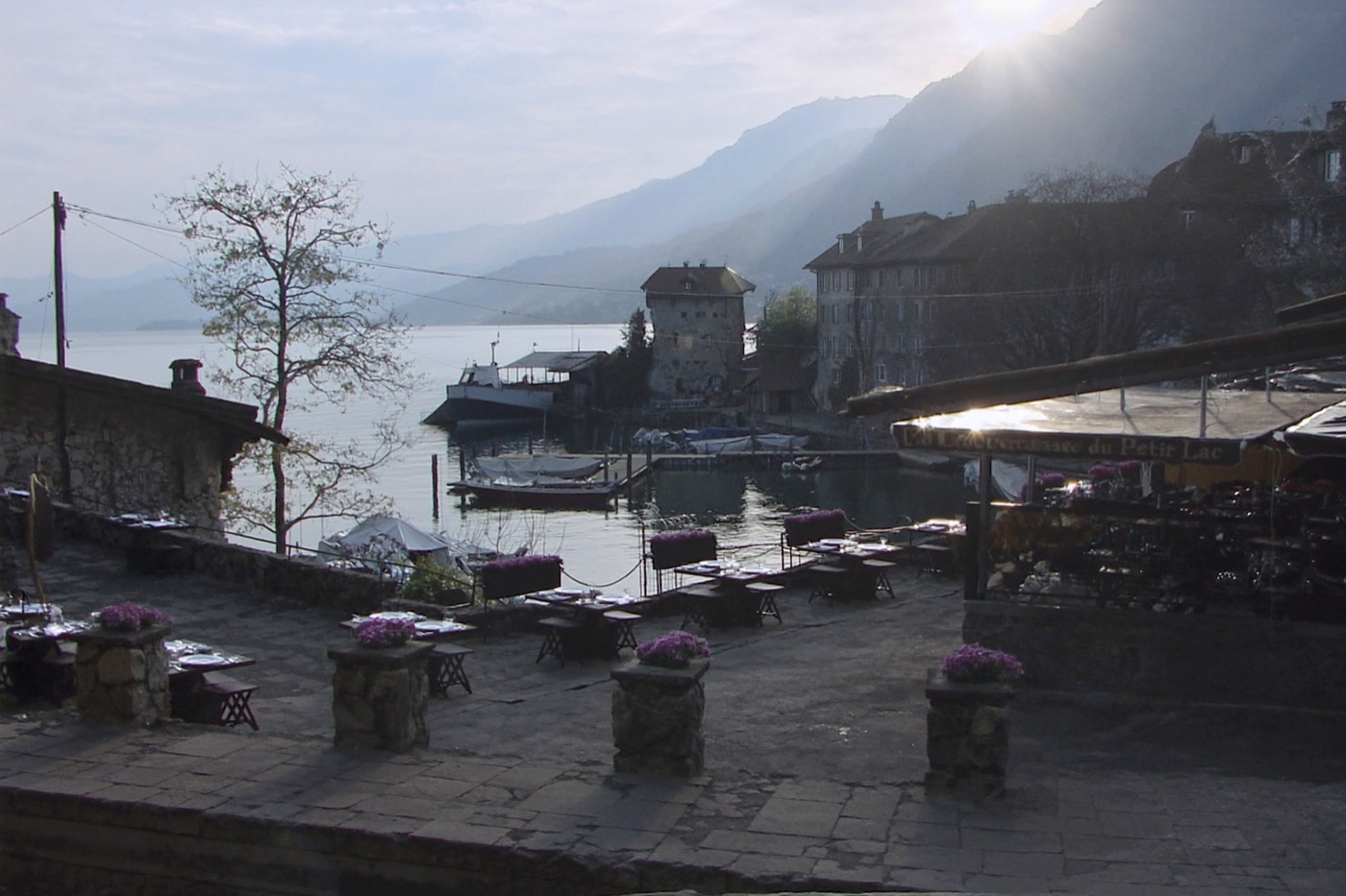 Terrasse de restaurant au bord du lac Léman à Nernier