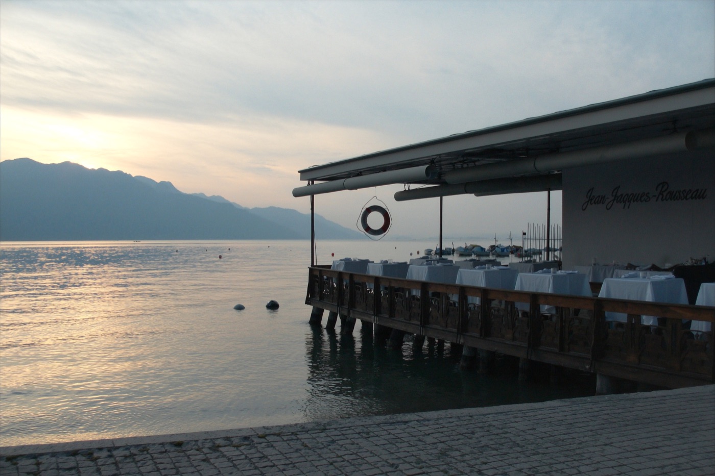 Terrasse de restaurant au bord du lac Léman à Publier