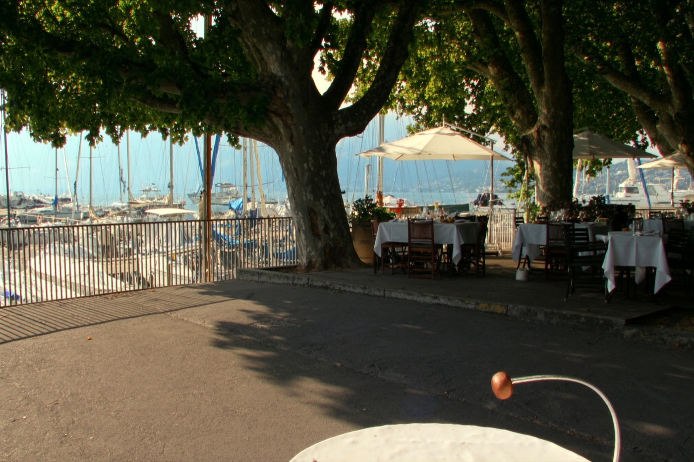 Terrasse de restaurant au bord du lac Léman à Sciez