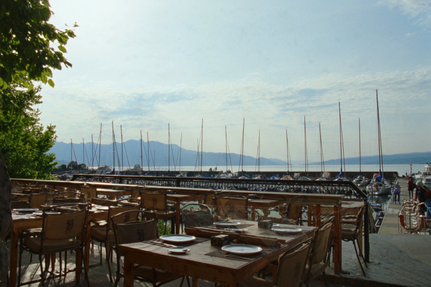 Terrasse de restaurant au bord du lac Léman, sur le port de Rives à Thonon-les-Bains