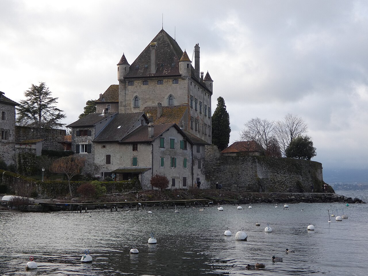 Le port des pêcheurs d'Yvoire avec le château et la cité médiévale, au bord du lac Léman